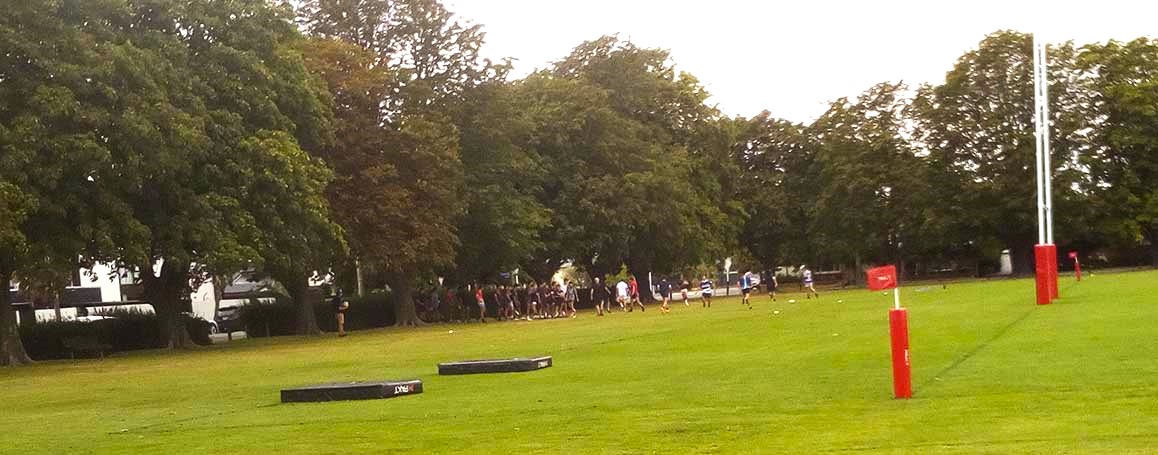 Тренировка футбольной команды университета